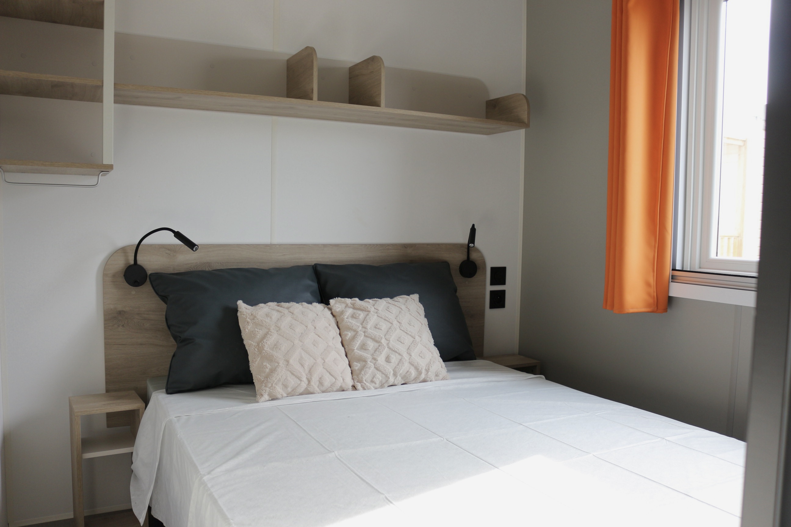 Chambre parentale avec lit double et coussins