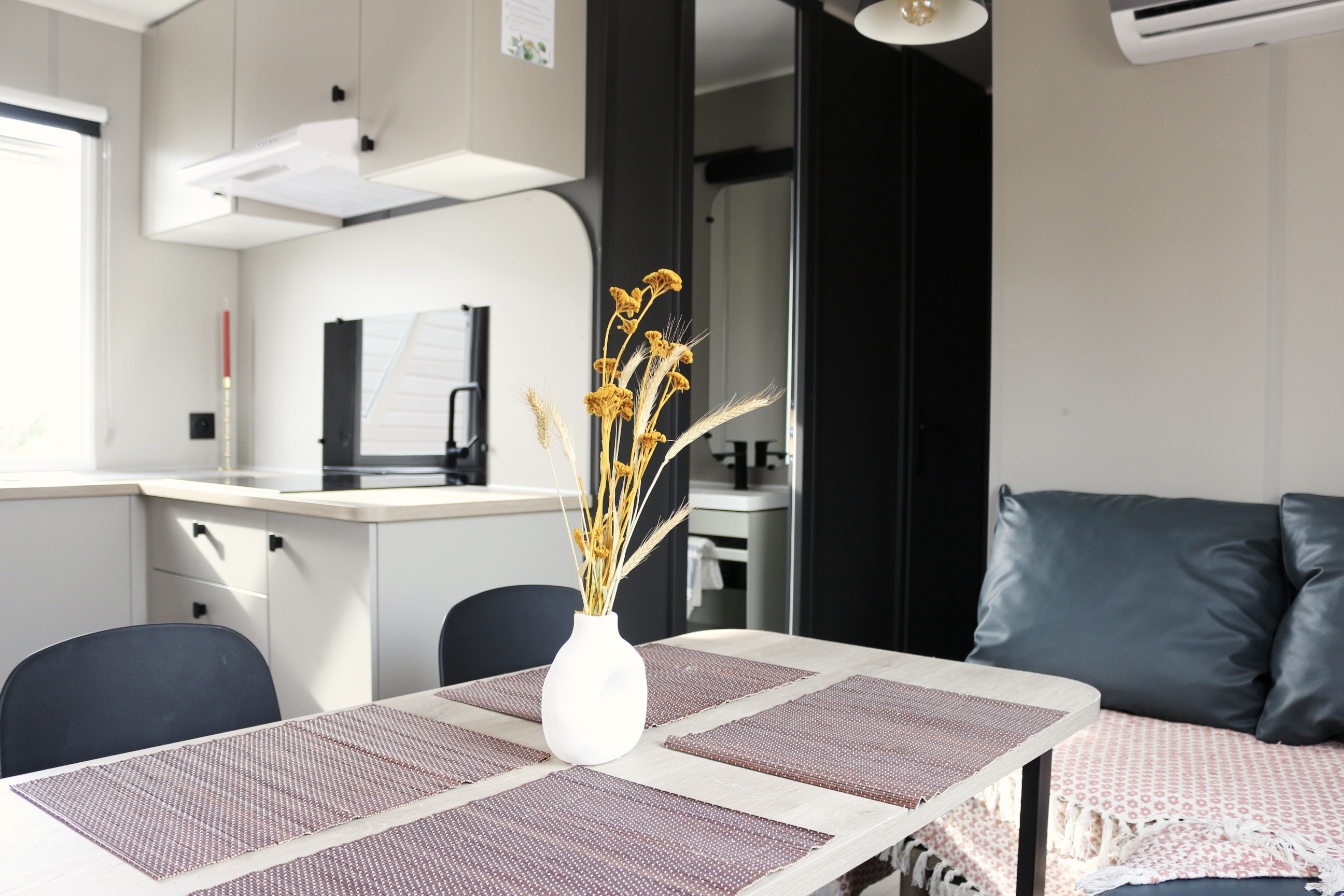 Salon moderne avec coin repas et cuisine ouverte