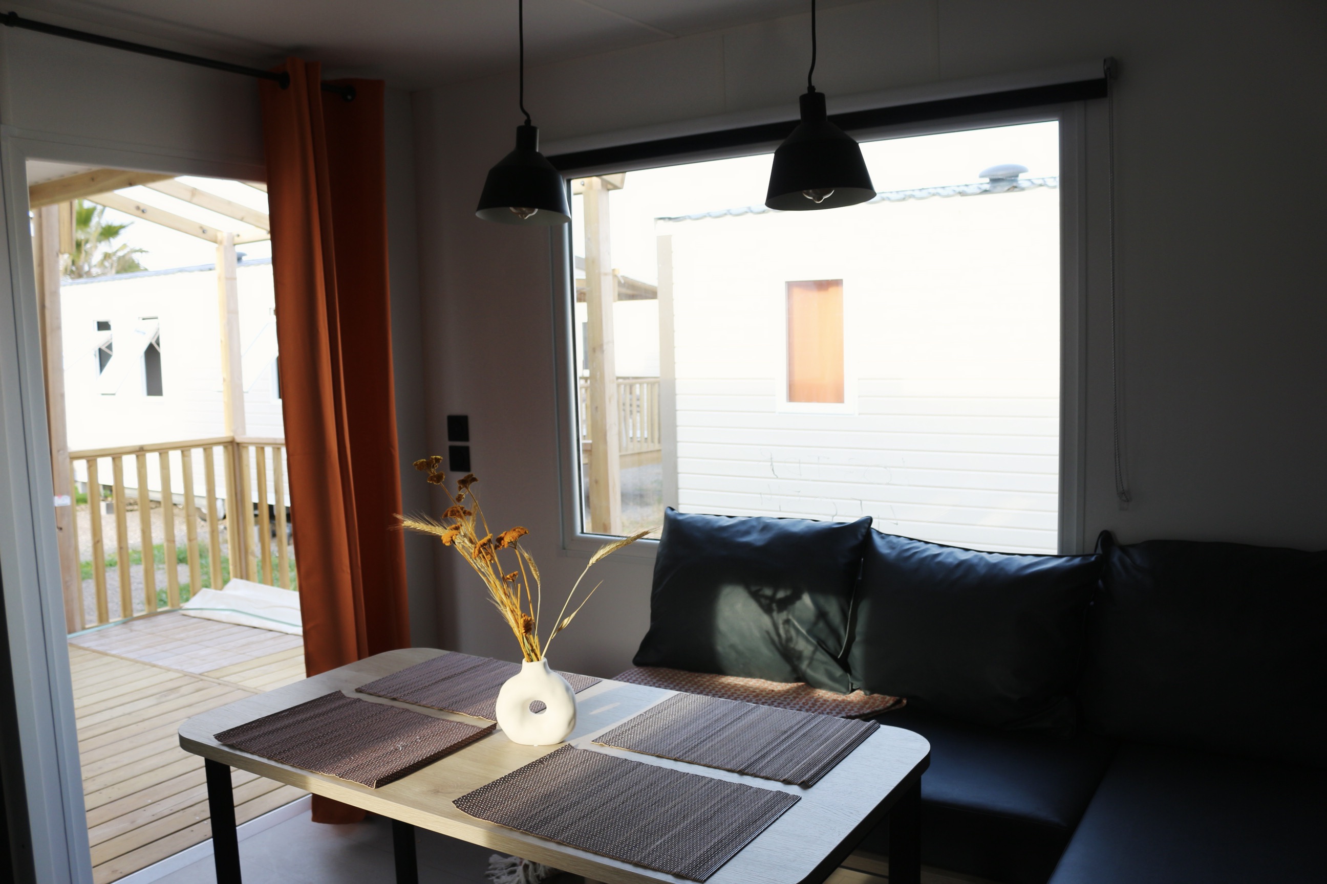 Salon lumineux avec vue sur la terrasse bois
