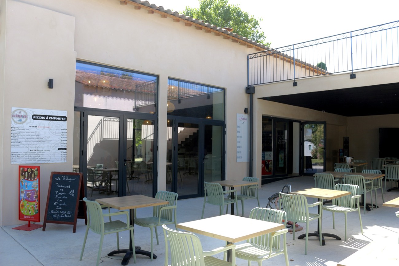 Terrasse du restaurant La Palaïgue — pizzas à emporter