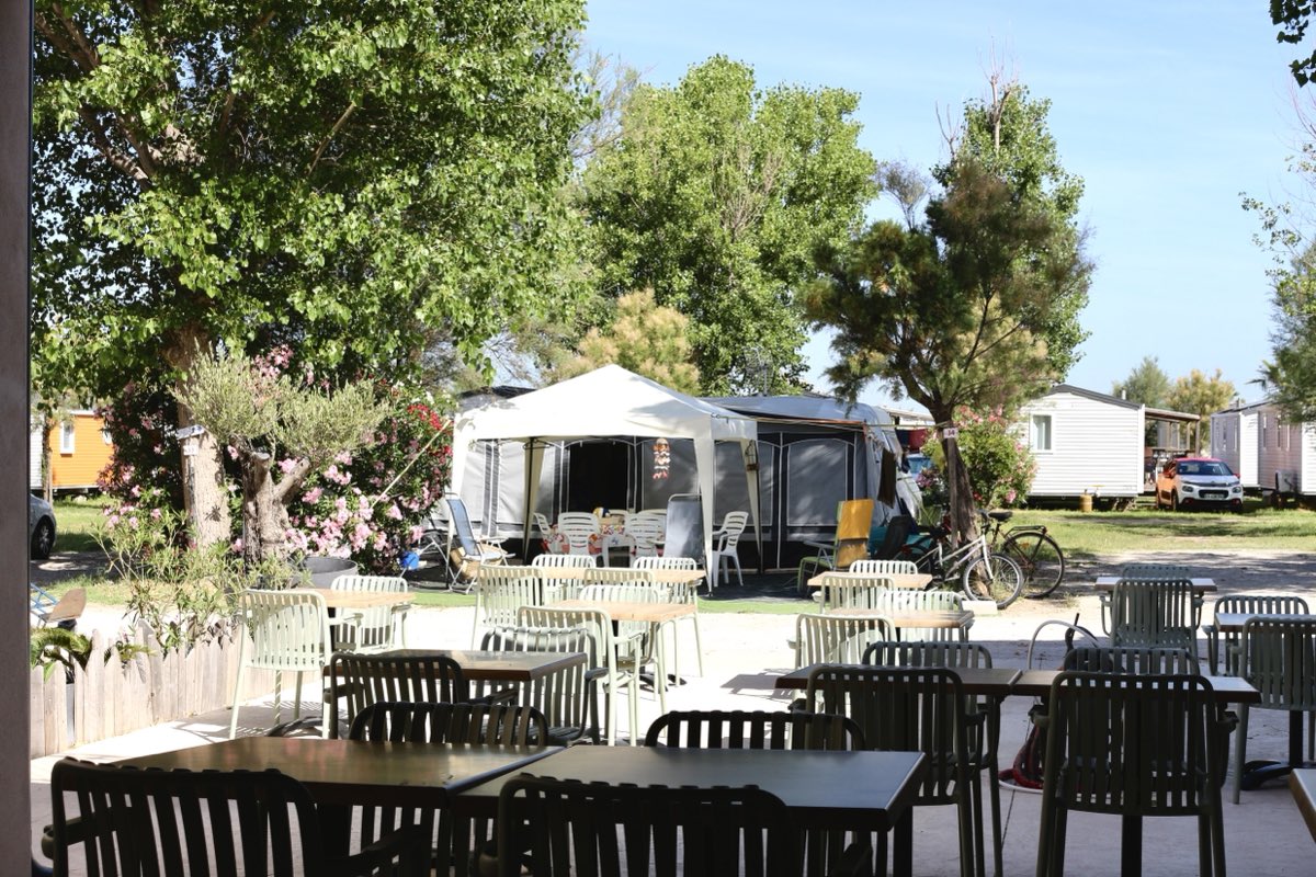 Terrasse du restaurant avec vue sur le camping Saint Maurice